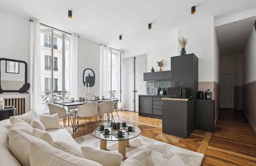 Faubourg-du-Roule Apartment | Apartment on Avenue Des Champs Élysées (3 bedroom)