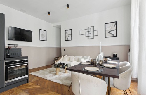 Faubourg-du-Roule Apartment | Apartment on Avenue Des Champs Élysées (3 bedroom)