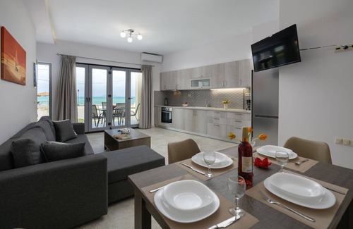 Kokinos Pirgos Apartment | Apartment on the beach promenade of Kokkinos Pirgos with sea view