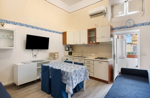 Vico Equense Apartment | Apartment 'Penisola Apartments' with Shared Terrace, Wi-Fi and Air Conditioning