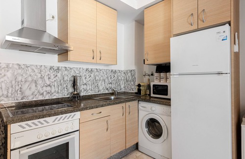 Bailen-Miraflores Apartment | Apartment 'Rd Berrocal' with Wi-Fi and Air Conditioning