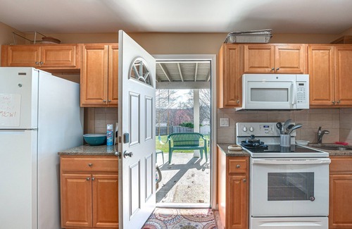 Valley Cottage Apartment | Apartment Rental: 2 Mi to Rockland Lake State Park
