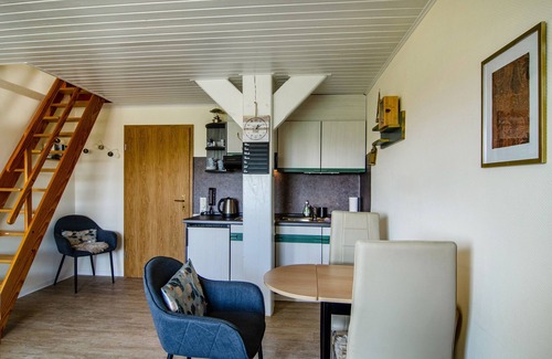 Jaderaltendeich Apartment | Apartment 'Ruheinsel' with Shared Terrace, Shared Garden and Balcony