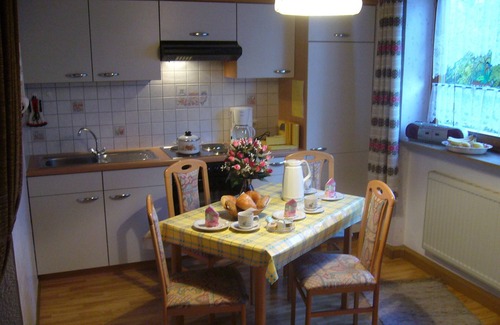 Bad Bocklet Apartment | Apartment Sonneneck (60sqm) with access to sunbathing lawn and garden