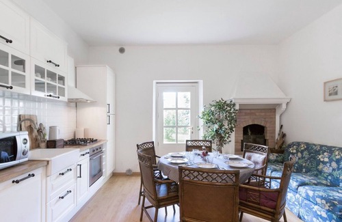 Cavaion Veronese Apartment | Apartment 'Tenuta Naiano Raffaello' with Shared Garden, Wi-Fi and Air Conditioning