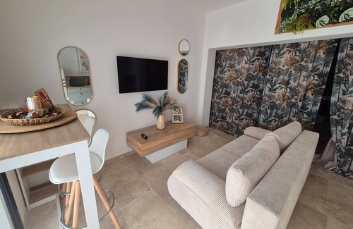 Taillades Apartment | Apartment 'Une Parenthèse En Luberon' with Private Garden, Wi-Fi and Air Conditioning