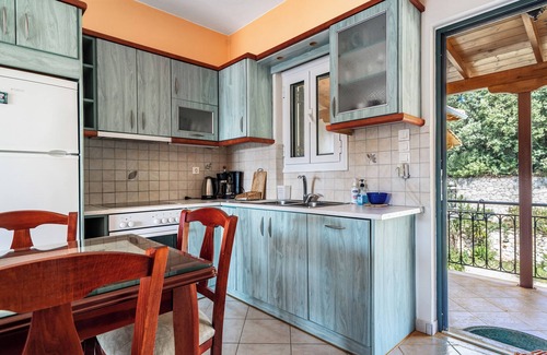 Mikros Gialos Apartment | Apartment 'Vardia' with Private Terrace, Wi-Fi and Air Conditioning