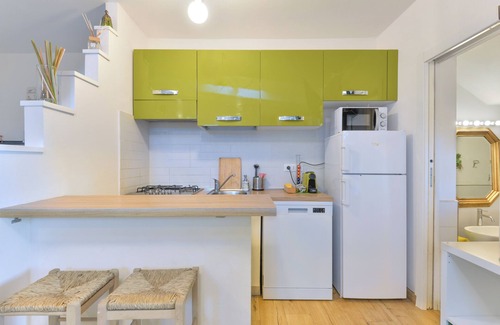 Lacona Apartment | Apartment "Villa Sterlizia-Verde" with Sea View, Wi-Fi and Terrace