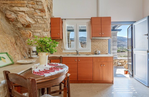 Panormos Apartment | Apartment 'Vrahos Tinos' with Shared Terrace, Wi-Fi and Air Conditioning