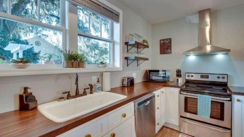 Thunderbolt Apartment | Apartment w Gazebo & Pool-Swanky Savannah Style