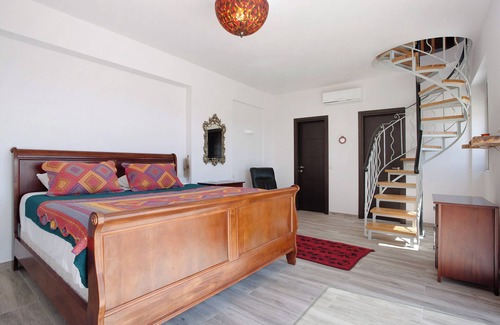 Maries House | Apartment 'Wild Fig Retreat Thalassa and Loft' with Shared Pool, Wi-Fi and Air Conditioning