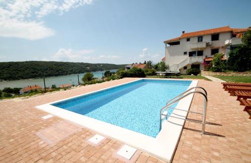 Kampor Apartment | Apartment with a spacious garden and pool