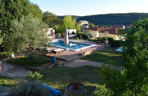 Kampor Apartment | Apartment with a spacious garden and pool