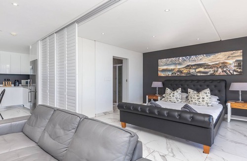 Bloubergstrand Apartment | Apartment with beach view and island view not affected by loadshedding! by HMH