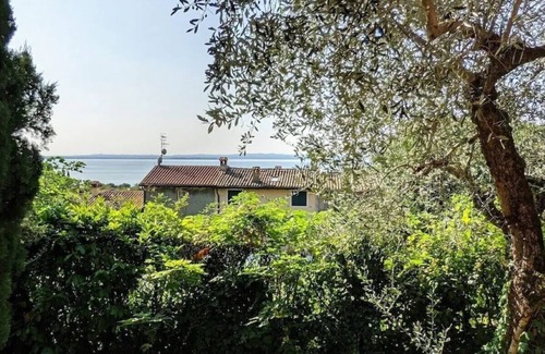 Cisano Apartment | Apartment with garden, terrace, communal pool, 500m to the lake