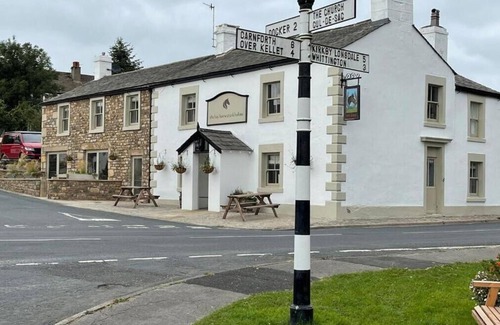 Slyne Apartment | Apartment with hot tub near Lake District