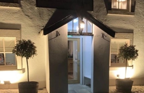 Slyne Apartment | Apartment with hot tub near Lake District