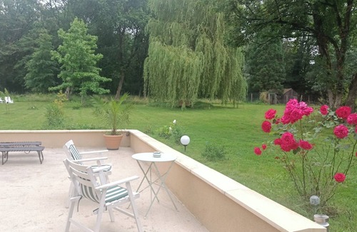 Pouzy-Mesangy Apartment | Apartment with terrace in the Bourbonnais countryside