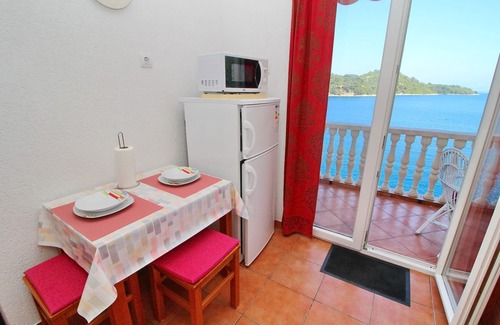 Sobra Apartment | Apartments Filipović - One-Bedroom Apartment with Balcony and Sea View (A1)