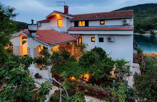 Pasadur Apartment | Apartments Malo Lago - One-Bedroom Apartment with Balcony and Sea View - Attic (Apartment 3)