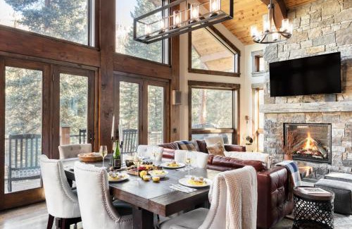 Mountain Village House | Apex by AvantStay Cozy Expansive Mountain Home Close to the Slopes w Hot Tub