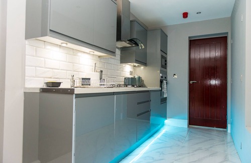 Huddersfield Apartment | Aphrodite Suites - The Sanctuary Hot Tub SPA Suite