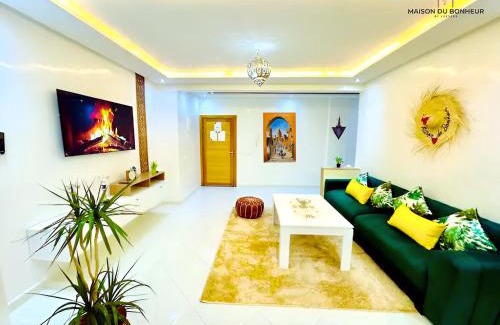 Gueliz Apartment | Appart F3 de luxe à Gueliz - 5 min de la gare - Piscine, WiFi, parking au coeur de Marrakech