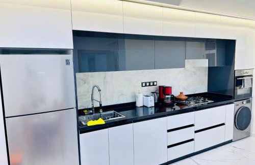 Gueliz Apartment | Appart F3 de luxe à Gueliz - 5 min de la gare - Piscine, WiFi, parking au coeur de Marrakech