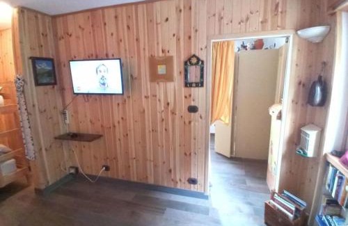 Antey-Saint-Andre Apartment | Appartamento raccolto con terrazzo e parcheggio CIR 0002
