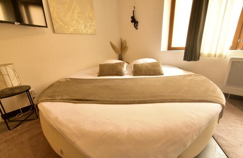 Verneuil-sur-Avre Apartment | Appartement jacuzzi Gold&Night