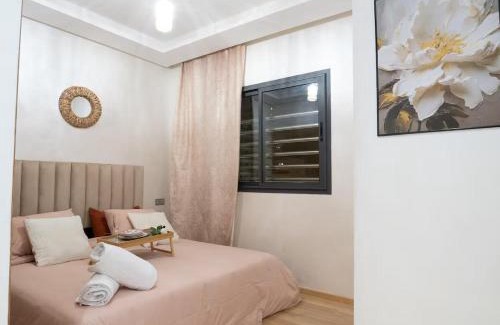 Ain Harrouda Apartment | Appartement 2 Chambres à Coté avec Grand Balcon, Piscine, Aire de Jeux pour Enfants et Jardin