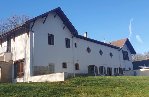 Peronnas Apartment | Appartement au Calme, Spacieux et Confortable