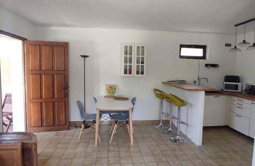 Saint-Jean-du-Pin Apartment | Appartement au fond du jardin