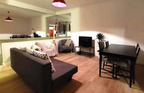 11th Arrondissement Apartment | Appartement Avec Cour et Salle de Projection au Coeur de Ménilmontant