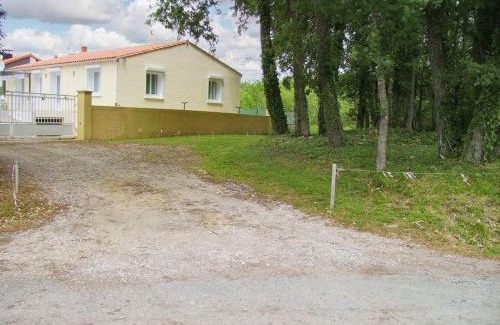 Breuillet Apartment | Appartement charmant à Breuillet avec jardin spacieux