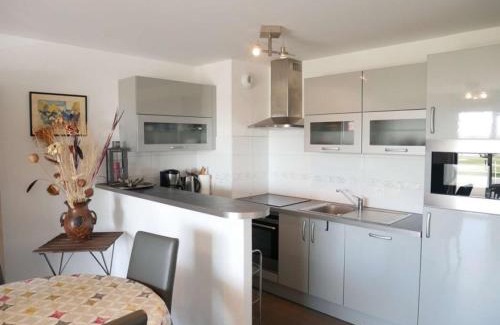 Etel Apartment | Appartement face mer à Étel avec terrasse, parking et WiFi - 42m², à deux pas de la plage - FR-1-479-68