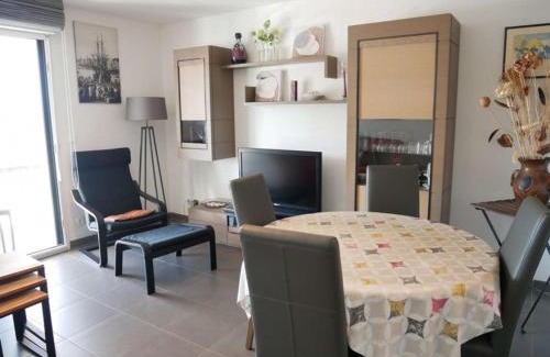 Etel Apartment | Appartement face mer à Étel avec terrasse, parking et WiFi - 42m², à deux pas de la plage - FR-1-479-68