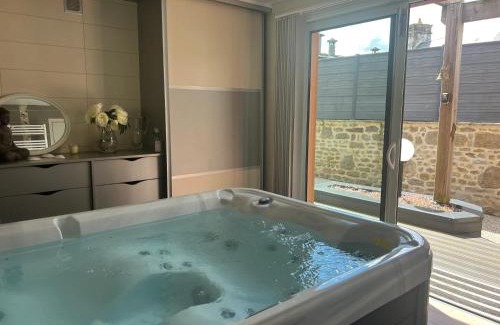 La Ferriere-aux-Etangs Apartment | Appartement charmant à La Ferrière-aux-Étangs avec jacuzzi - 42 m²