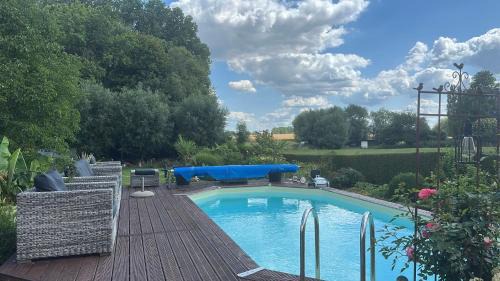Autre Eglise House | Appartement lumineux et chaleureux avec piscine estivale