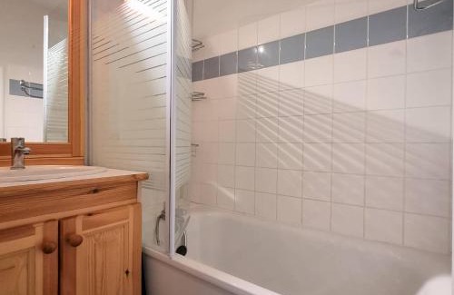 Saint-Etienne-en-Devoluy Apartment | Appartement spacieux 4 pièces avec 3 chambres, balcon, proche télésiège à SuperDévoluy - FR-1-525-201