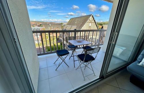 Villers-sur-Mer Apartment | Appartement Vue Mer - 30 m de la plage - 5 minutes à pied du centre ville et du Casino