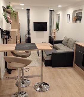 Roding House | Appartment-Ferienwohnung mit Küche, Bad, WLAN, Klimaanlage, Modern eingerichtet