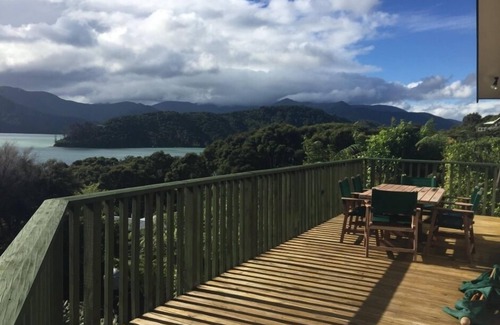 Saint Omer House | APPEALING SUNNY BACH - GREAT VIEWS.