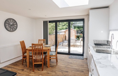 Henley House | Apple Blossom - Central Henley with free road parking