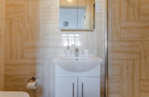 Queensbury House | Apple House Wembley -Double Ensuite