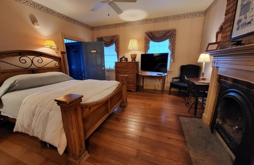 Slippery Rock House | Applebutter Inn