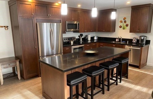 Carpinteria Apartment | Apt 10: Modern Luxury bright breezy steps to beach