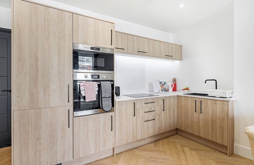 Trafford Apartment | Apt 2 Causeway · Modern & Spacious Flat in Town| Pass the Keys