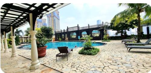 East Kuningan Apartment | Apt Bellagio 2 BR Gold With Wi-Fi, Pool & Netflix