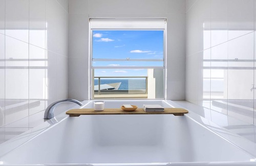 Kiama Downs House | Aqua - views over Jones Beach